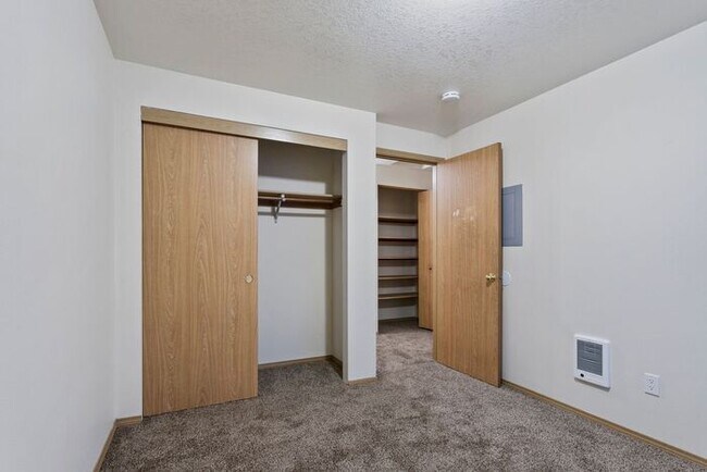 Building Photo - Now Leasing at Jonathan’s Place – Modern C...