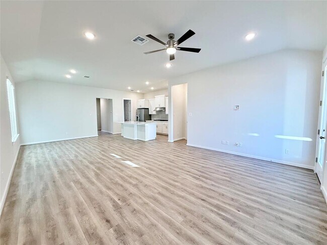 Building Photo - 133 Cintilar St