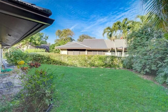 Building Photo - 5051 Pine Dr