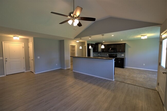 Building Photo - 4 Bedroom home with fenced backyard