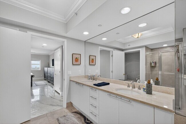 Building Photo - 2650 Lake Shore Dr