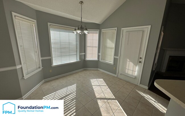 Building Photo - 400 Amundsen Cove