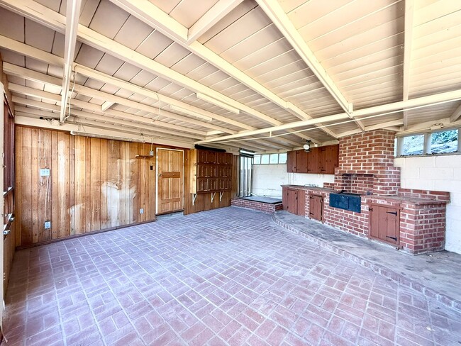 Building Photo - Country Charmer w/ Views Galore!