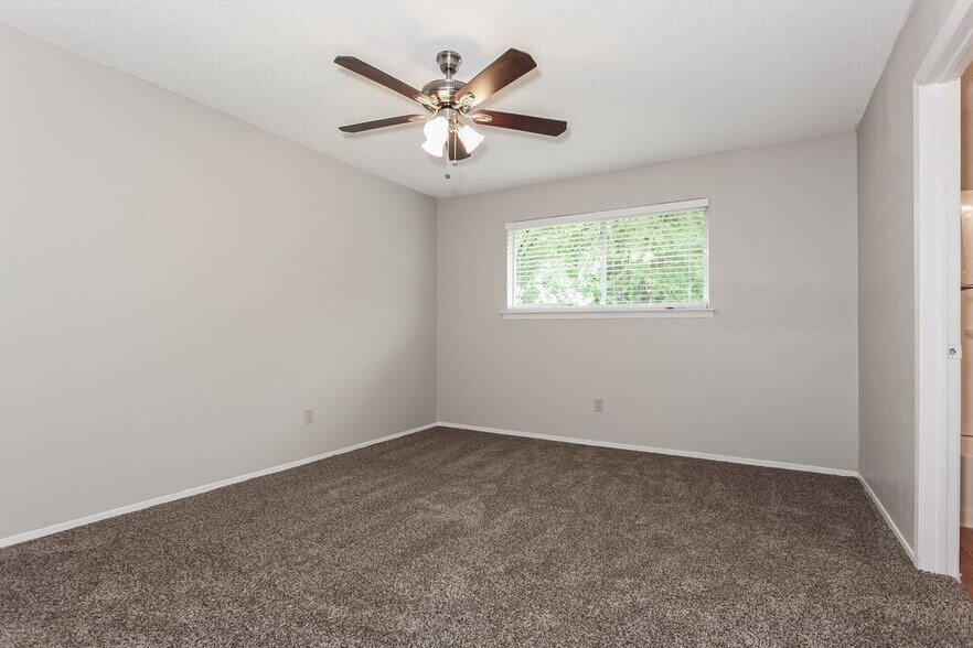 Building Photo - 716 Admiralty Way