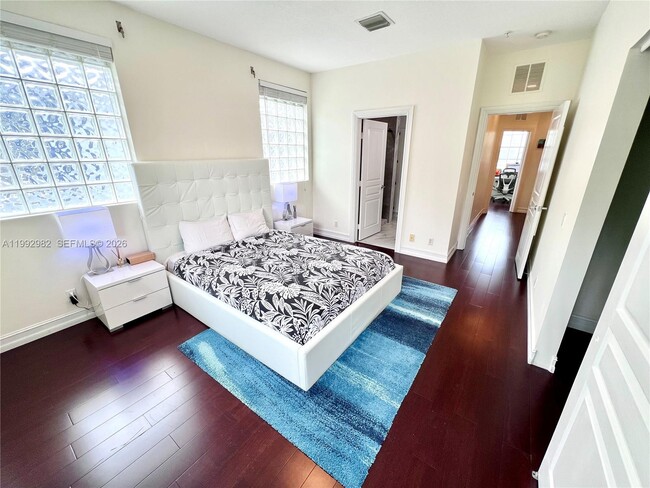 Building Photo - 450 NE 2nd Ave