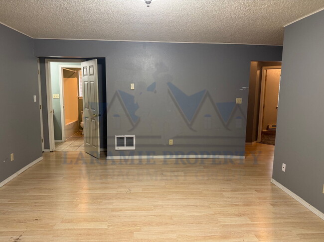 Building Photo - 3 Bedroom 2 Bathroom Apartment