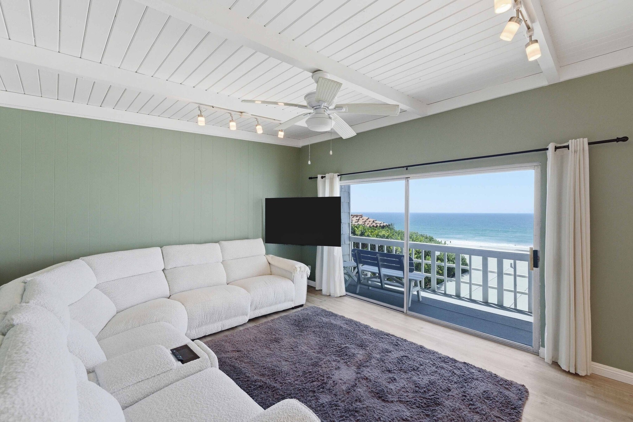 Building Photo - 3105 Ocean Dr
