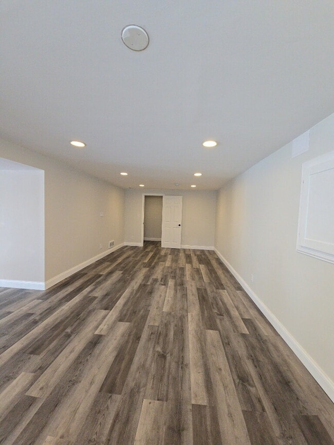 Building Photo - 4 Edam Ct