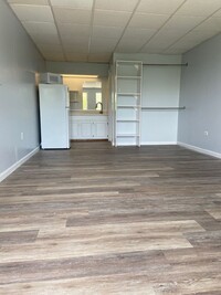 Building Photo - Studio Apartment in Hollister