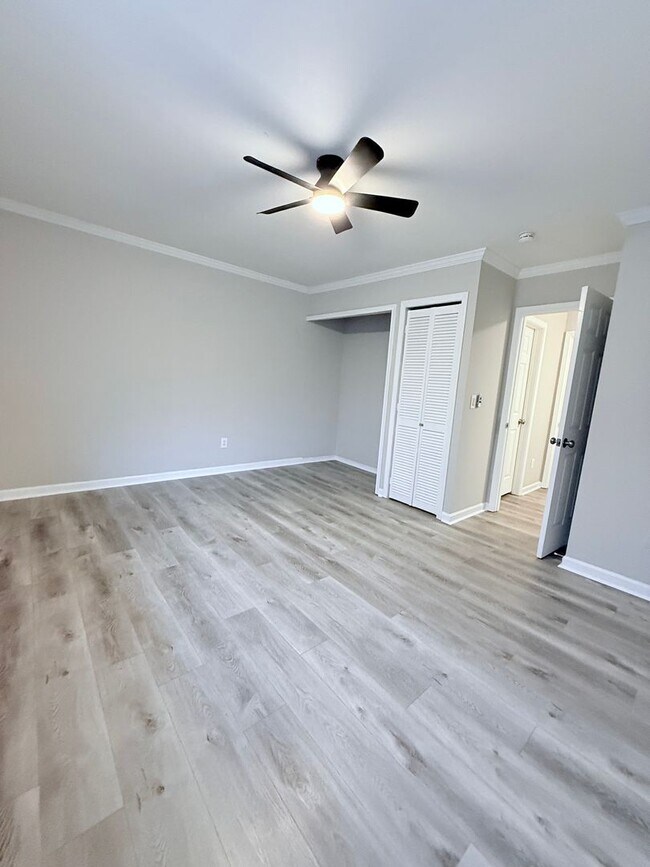 Building Photo - Renovated townhome in Great Alpharetta location