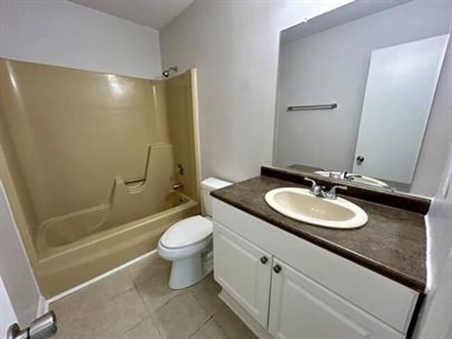 Building Photo - Charming and Affordable Downstairs Duplex ...