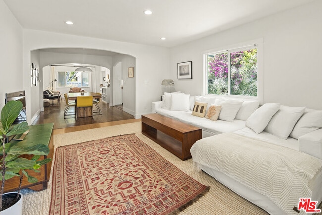 Building Photo - 352 Hargrave St