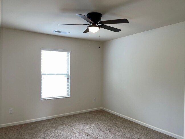 Building Photo - Spacious, Immaculate 4 Bed/2.5 Bath Home i...