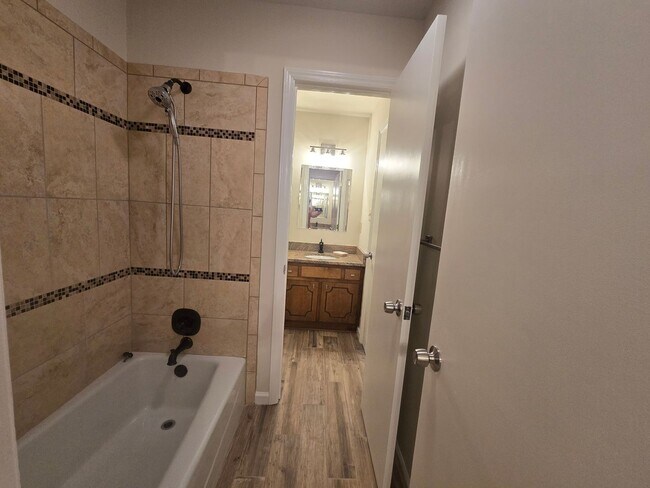 Building Photo - Meticulously Kept 2BR, 3BA Townhome with D...