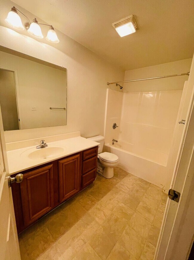 Building Photo - Great Duplex