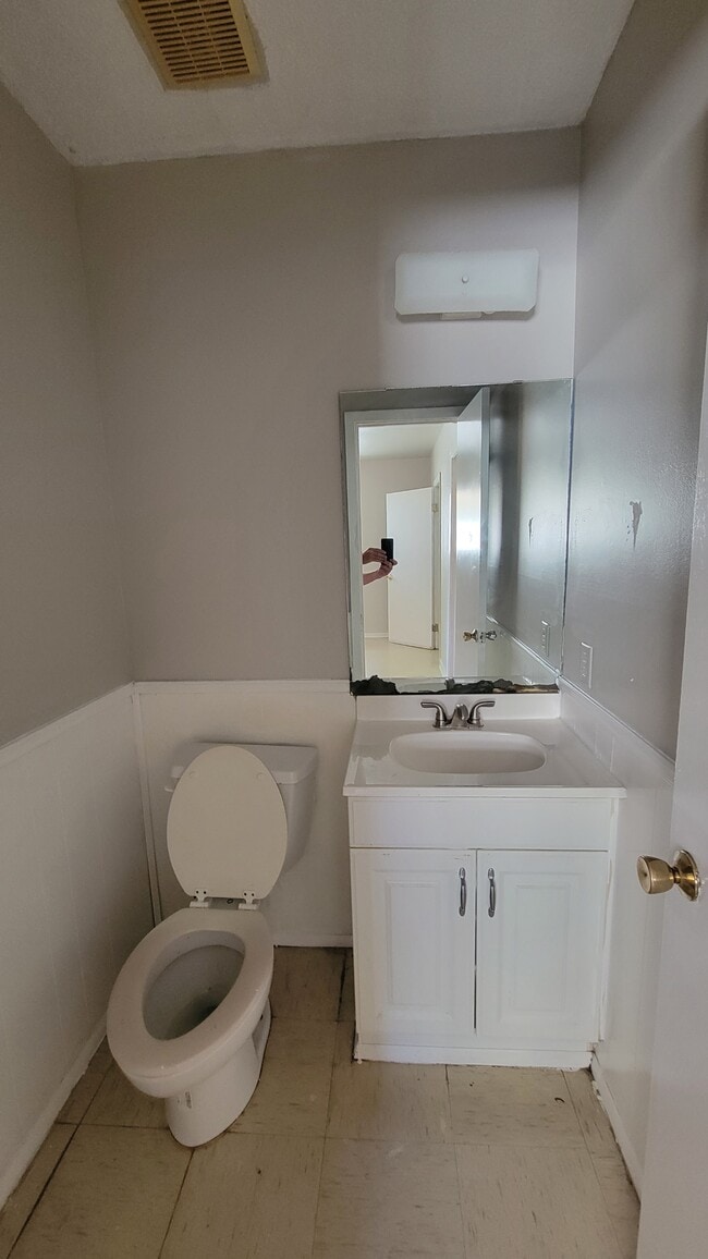 Building Photo - 4909 Dahlia Dr