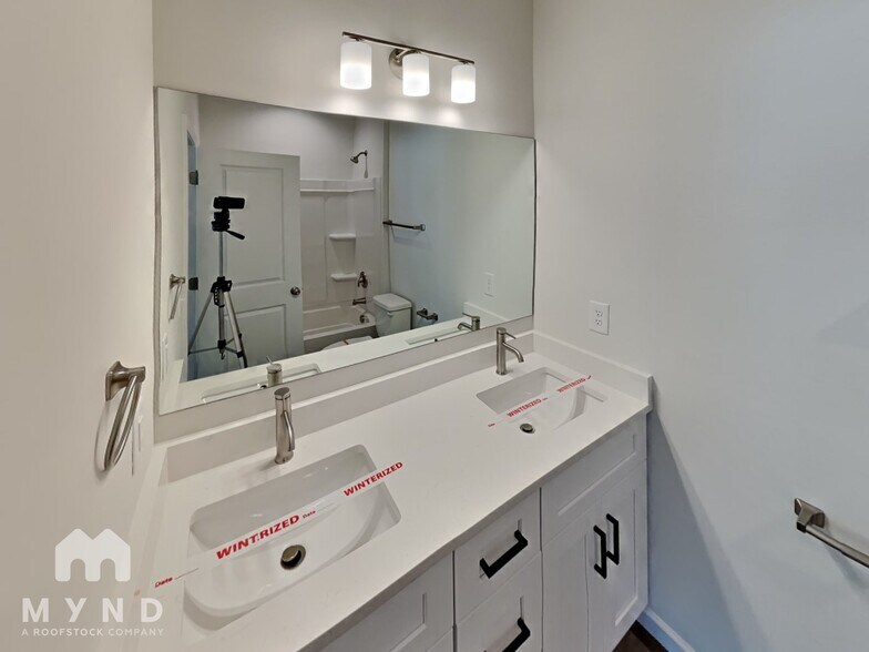 Building Photo - 218 E Boston Ave