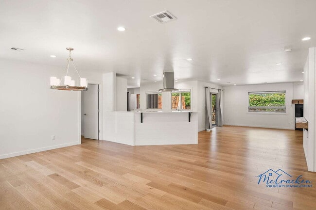 Building Photo - Modernized Spacious 3 Bedroom Home with Lush Outdoor Living in the Heart of Ashland