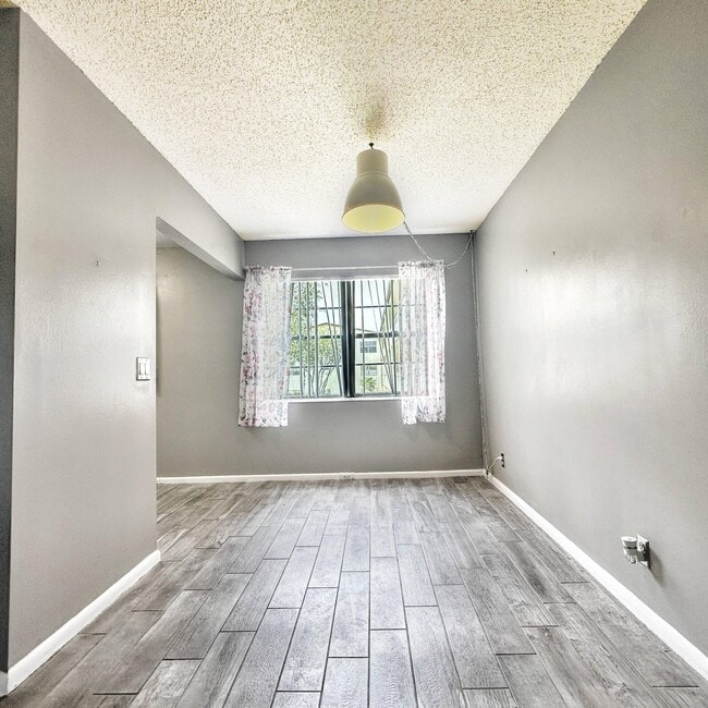 Building Photo - 144 Mansfield D