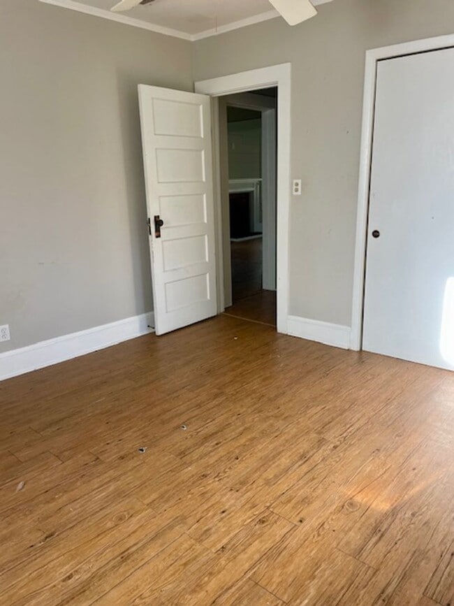 Building Photo - Cute 2 bedroom house