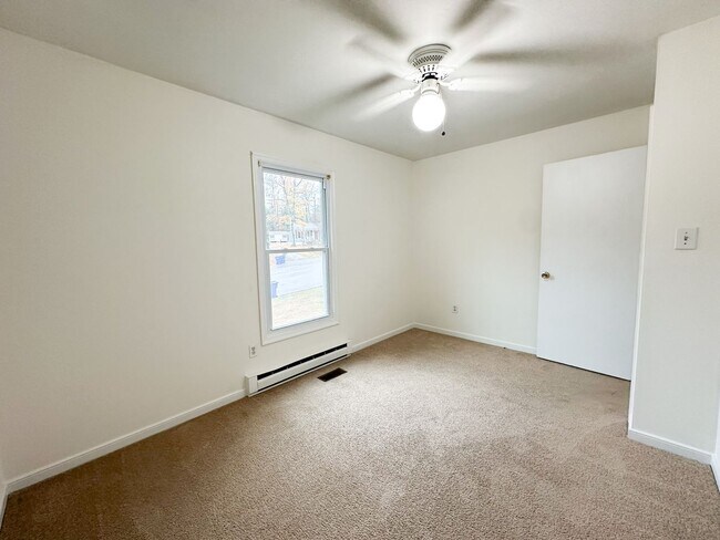 Building Photo - Move-In Ready on Large Corner Lot!