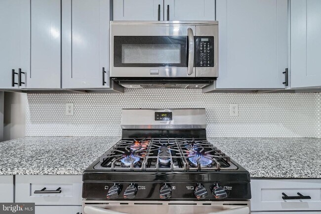 Building Photo - Modern 2-Bedroom Gem with Deck