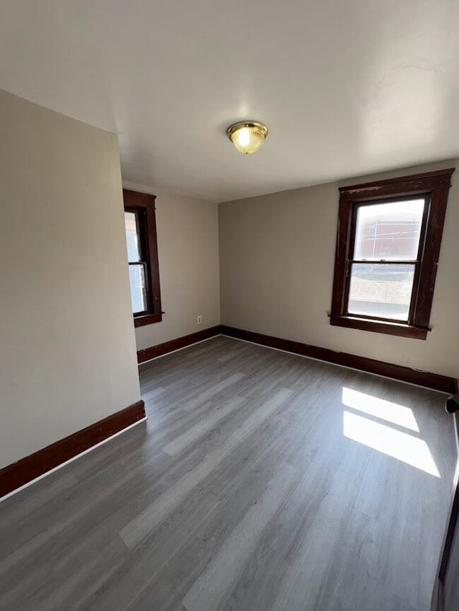 Building Photo - Three bedroom one bathroom home for rent