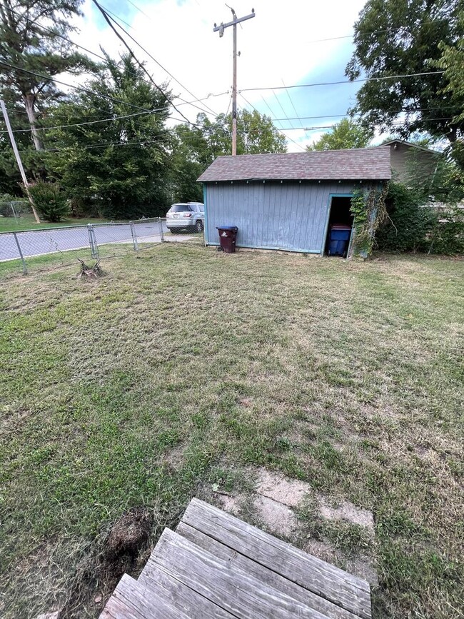 Building Photo - Cute two bedroom one bath (850 sf) home wi...