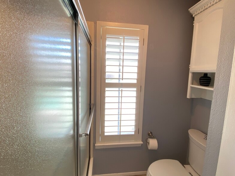 Primary bath - 4601 Carmen Ave