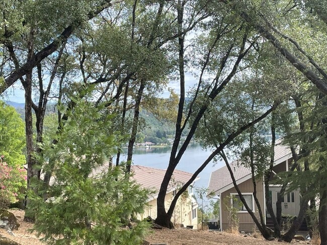Building Photo - Lake view 3 bedroom, 3 bath plus office in...