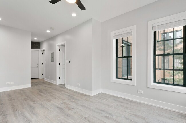Building Photo - 7736 N Eastlake Terrace