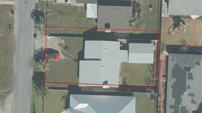 Building Photo - 221 Poinsettia Dr