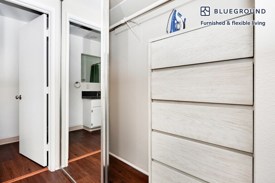 Building Photo - 747 Gayley Ave