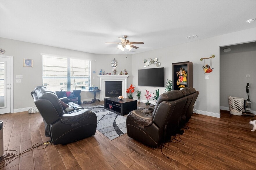 Building Photo - 6200 Marigold Dr
