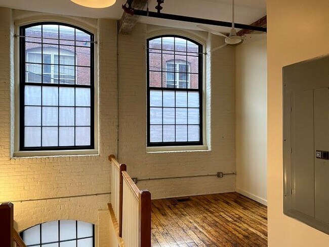 Building Photo - 28 Bayley St