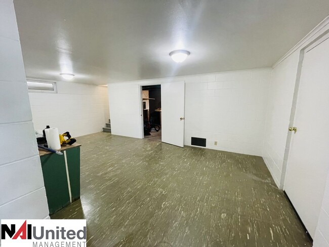 Building Photo - 3 Bedroom, 1 bathroom, 1 stall attached ga...