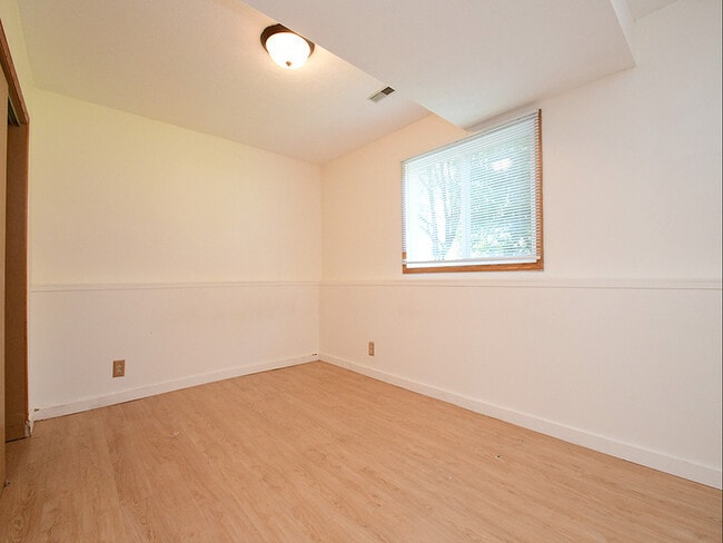 Building Photo - 820 Redwood Rd