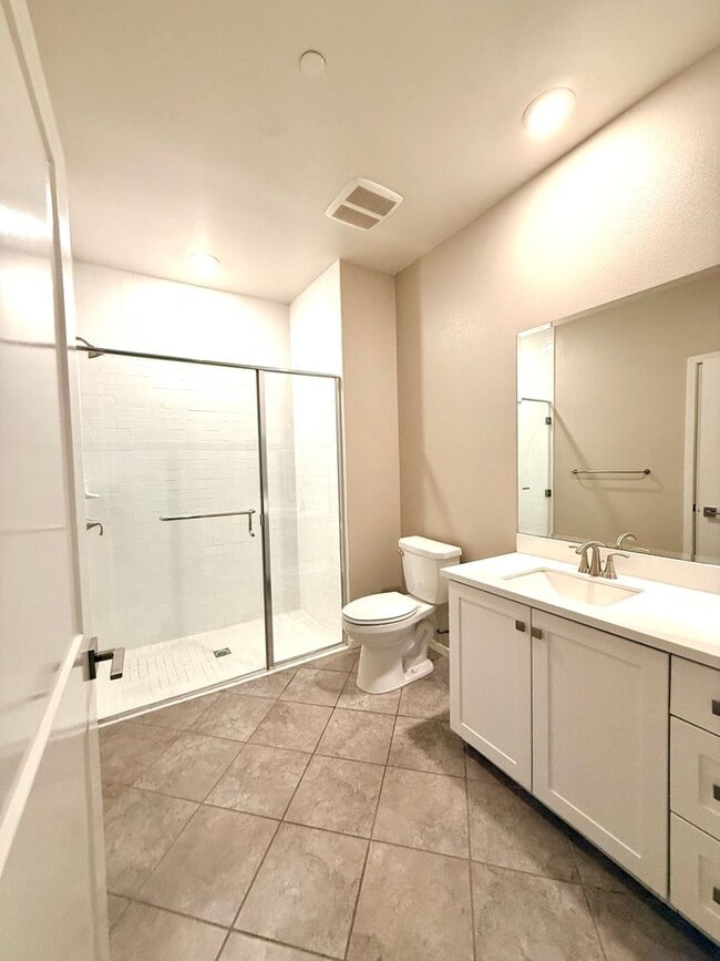 Building Photo - Newer 2 bedroom 2 bath luxury SMART HOME c...