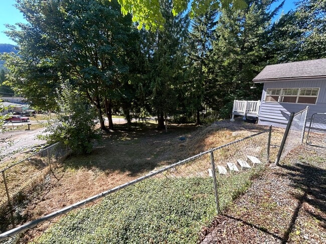 Building Photo - Two Bedroom One Bathroom House for Rent wi...