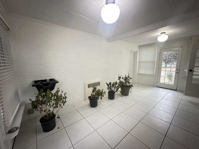 Building Photo - 475 E Bayview Blvd