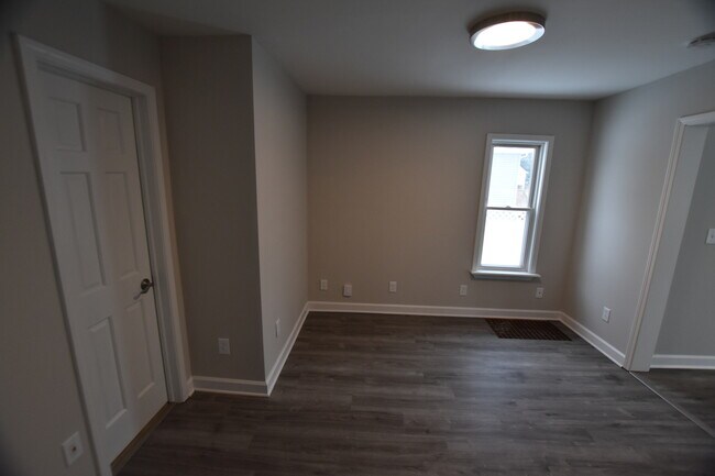 Building Photo - 422 W 3rd St