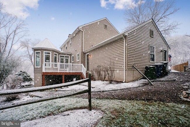 Building Photo - 4623 University Dr