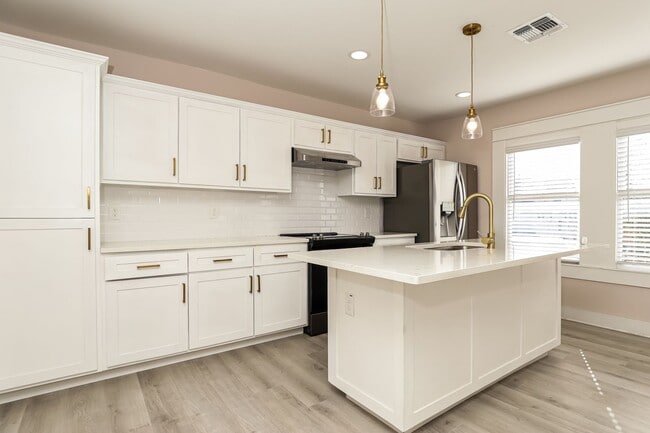 Building Photo - 120 E Magnolia Ave