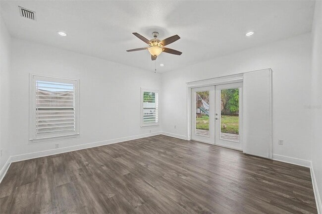 Building Photo - 606 Royal Crest Dr