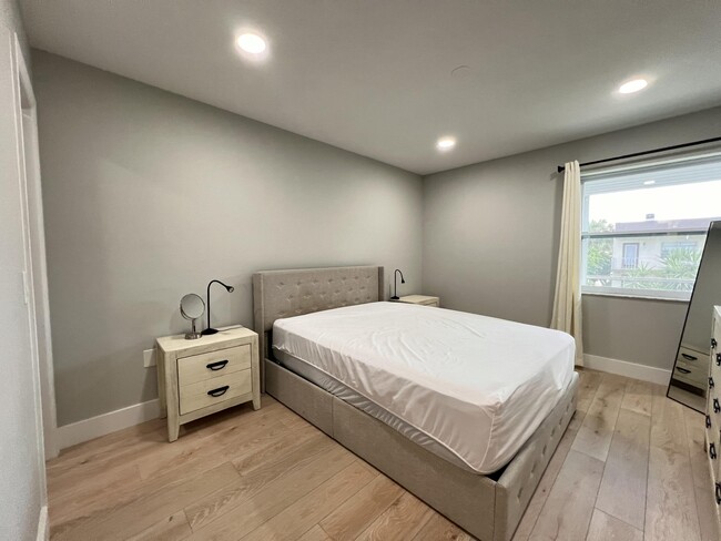 Building Photo - 698 Normandy Ln