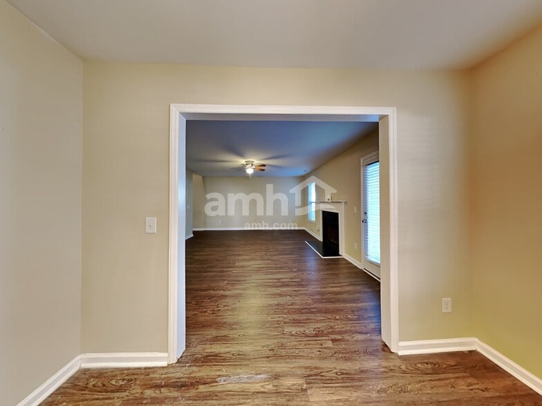 Building Photo - 1528 Pebble Ridge Dr