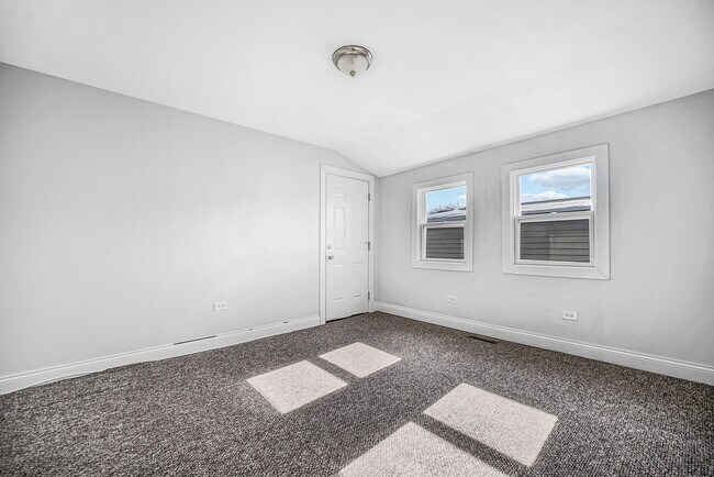 Building Photo - 3121 N Southport Ave