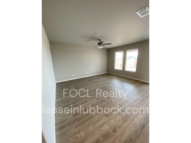 Building Photo - 3 bed 2 bath Open Concept