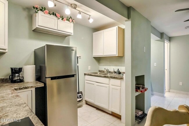 Building Photo - 619 E Nevada Ave