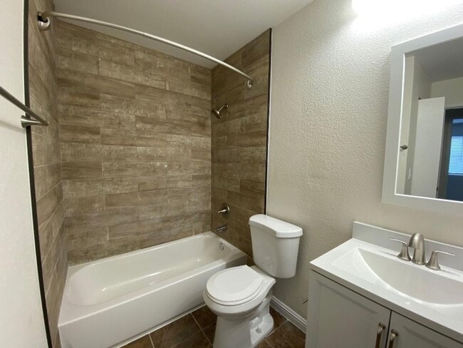 Building Photo - CUTE REMODELED ONE BEDROOM UNIT IN GATED C...